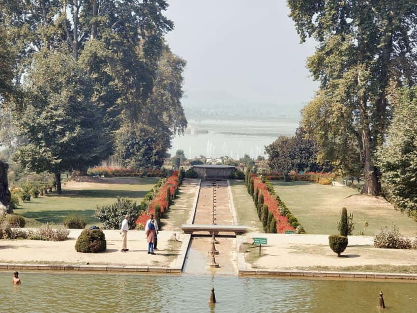 Srinagar: Private Old City and Mughal Gardens Guided Tour - Dal Lake by Shikara: Your Calm Landing at the End of the Day