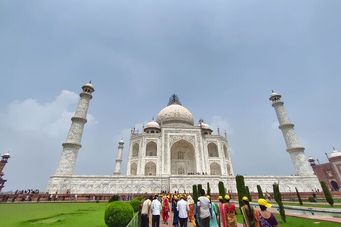Sunrise Taj Mahal Private Tour From Delhi - Delhi to Agra in a private AC car: comfort on the long haul