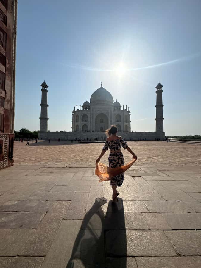 Taj Mahal: Foreigner Express Ticket (High Value) - Meeting your guide and getting in fast