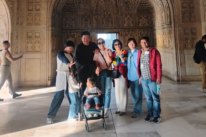 Taj Mahal visits with Licensed Guide with Entry Assistance - Getting inside smoothly: guide help and faster access at the gate