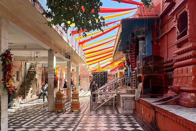 Temples Walk around 52 Ghats ( Spiritual Tour )-The Pushkar Route - Stop 1: Pushkar Lake and the meaning of the ghat system