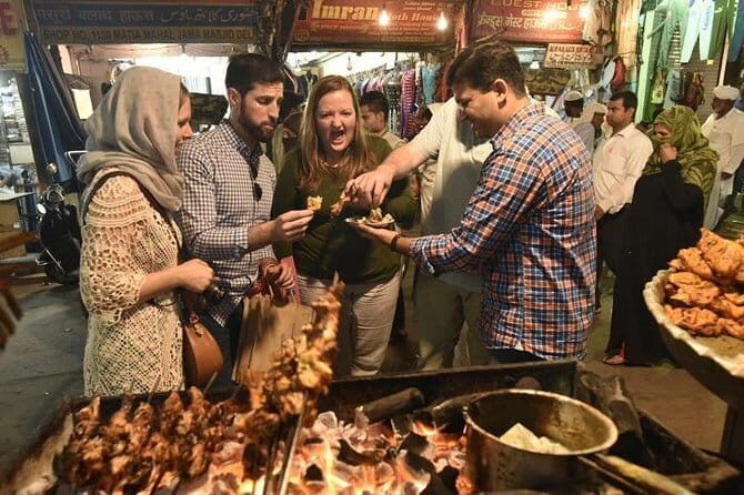 Tour a Nueva y Vieja Delhi Con Guía en Idioma Español - Old Delhi First: Walking, Spice Stops, and a Rickshaw Ride