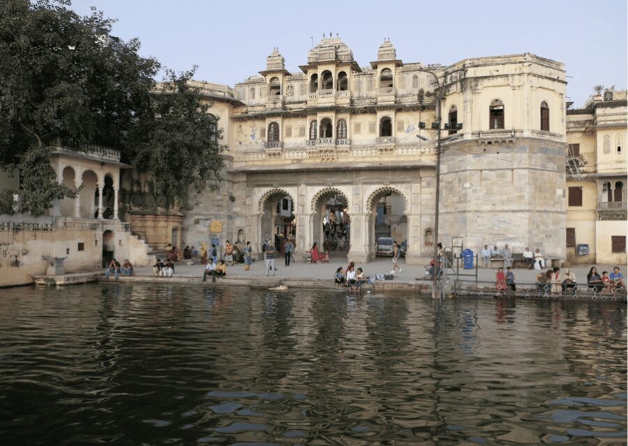 Udaipur: Guided Walking Tour of Ghats with Boat Ride - Lal Ghat’s Color and Gangaur Ghat’s Meaning