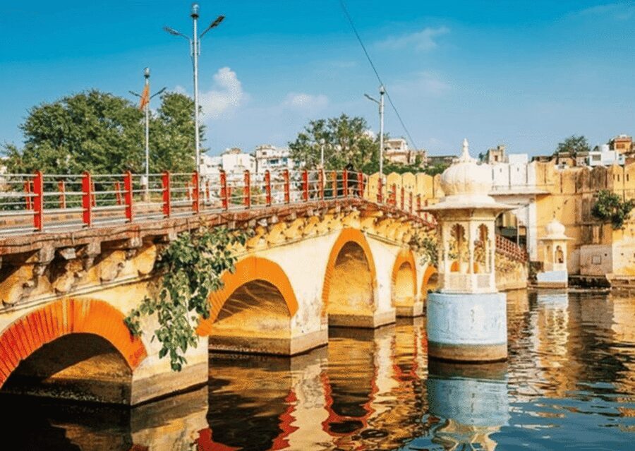 Udaipur: Guided Walking Tour of Ghats with Boat Ride - The Lake Pichola Boat Ride: What You’ll See from Jag Mandir Palace