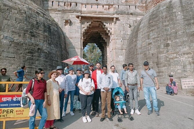 Udaipur to Kumbhalgarh and Ranakpur Full-Day Tour with Lunch - Pickup, air-conditioned comfort, and the road reality out of Udaipur