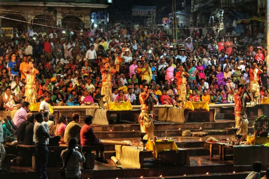 Varanasi: 3-Day Private Enchanting Varanasi - Day 2 morning: a Ganges boat ride that shows devotion in motion