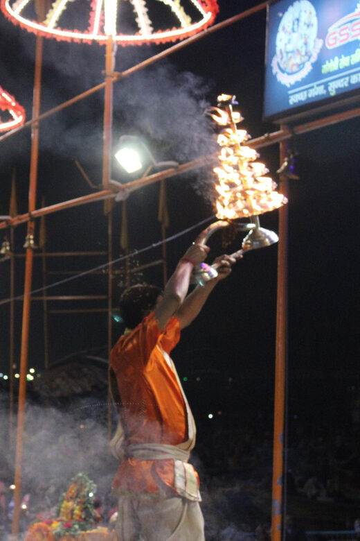 Varanasi: Ganga Arti Evening Light Ceremony on the Main Ghat - The 45-minute walk through the main market street