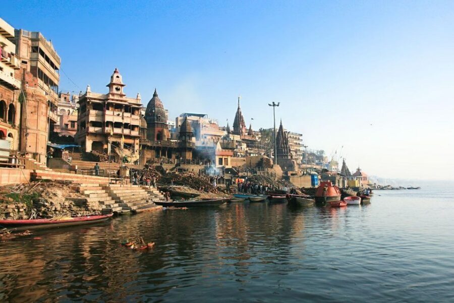 Varanasi: Night Boat Ride, Aarti Ceremony and Dinner - Assi Ghat and Manikarnika Ghat: two photo stops with different energy