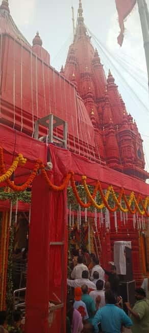 Visit the 3 largest temples in Benares - Shri Kashi Vishwanath Temple on a university campus