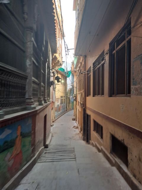 Walking Tour in the old part of the city of Varanasi - Bhonsale Palace: an old grandeur moment on the route