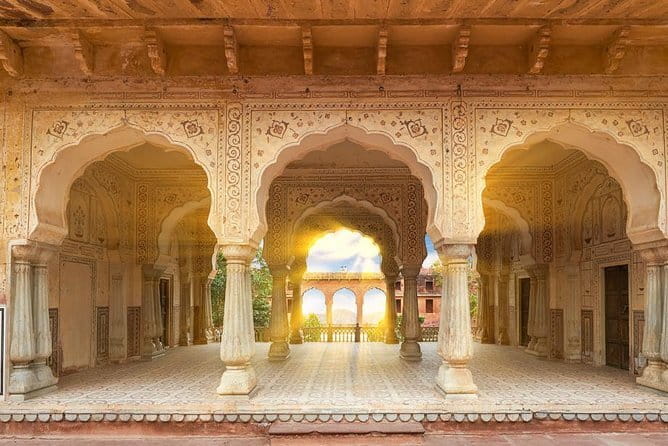 Walking Tour Jaipur India - Isarlat (Sargasuli): a 140-foot landmark at bazaar crossroads