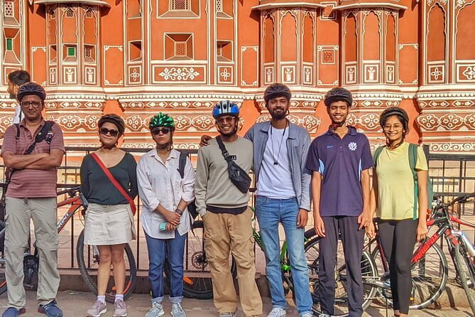Walking Tour Jaipur India - Giriraj Ji Temple: bright color, a break in the route